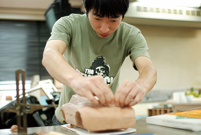 志望業界に合わせて学ぶ4つの専攻と選択授業