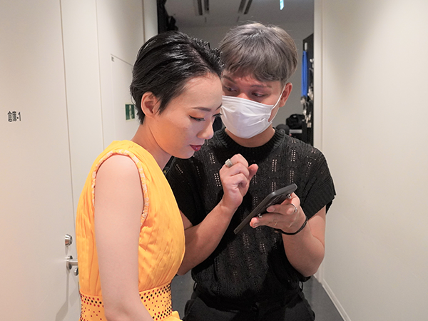 ファッションショーの準備中写真